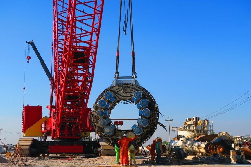 Why is a crawler crane more stable?